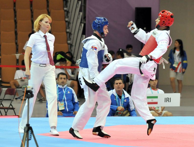 身高186公分的跆拳道裁判Alesia_Charniauskaya（左），在長人如林的男子重量級賽事中相當顯眼。圖/2017世大運組委會提供