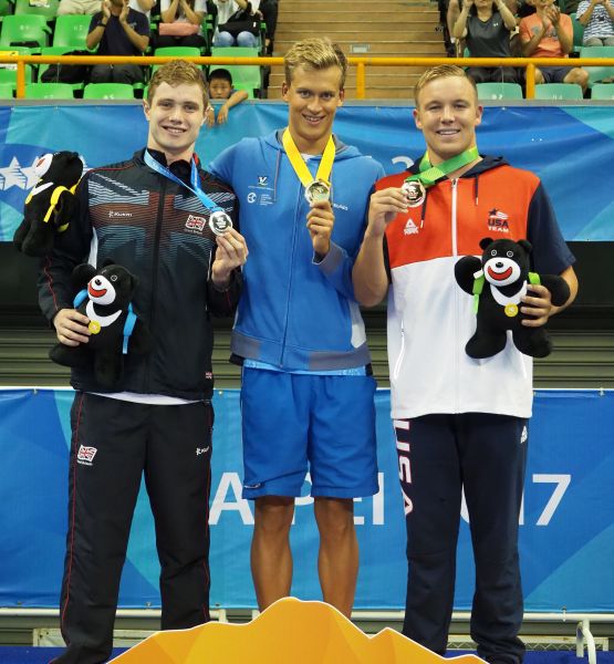 臺北世大運400公尺自由式銀牌得主英國泳將Jay_Lelliott（左）表示，是因為菲爾普斯，才開啟了他的游泳生涯。圖/2017世大運組委會提供