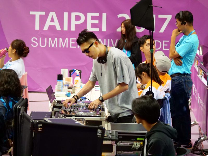 擔任DJ工作的郭博翰用心營造臺北世大運舉重比賽場館氣氛。圖/2017世大運組委會提供