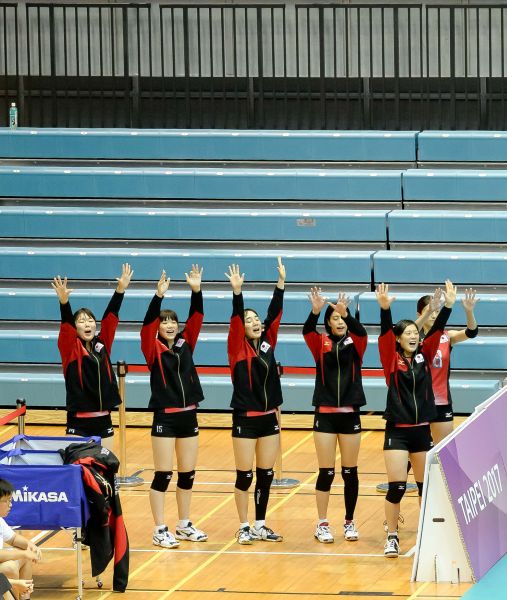 日本女排獲勝後感謝球迷支持。圖/2017世大運組委會提供