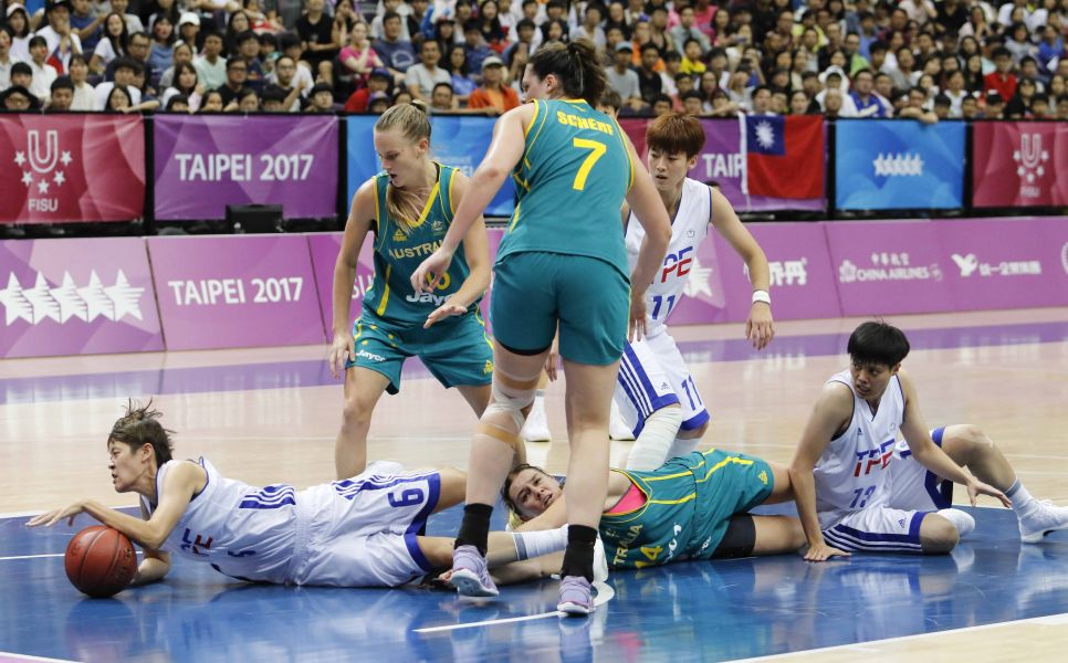 女籃本場比賽戰況激烈，中華隊渴望在地主球迷面前晉級，無奈仍不敵澳洲隊。圖/2017世大運組委會提供