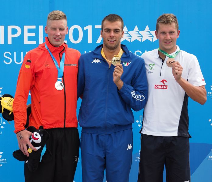 游泳男子10公里馬拉松頒獎，左至右為銀牌得主德國Meissner_Soeren_Detlef，金牌得主義大利Paltrinieri_Gregorio，銅牌得主波蘭Pielowski_Krzysztof_Pawel。圖/2017世大運組委會提供