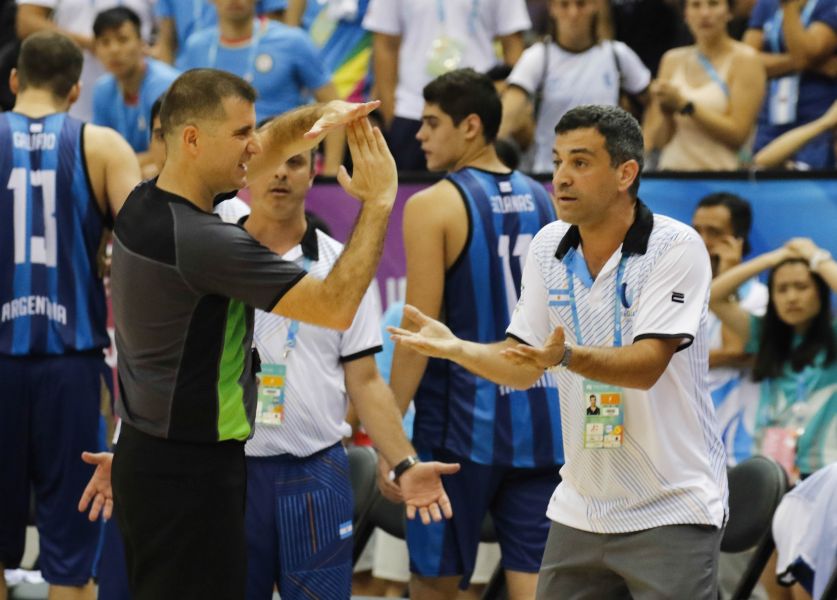 世大運男籃八強賽阿根廷教練被吹技術犯規。圖/2017世大運組委會提供
