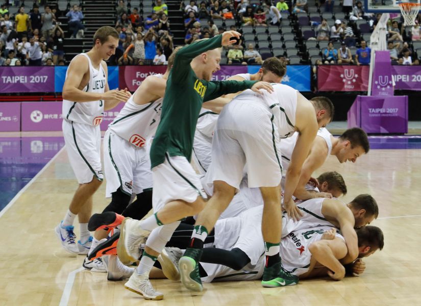 立陶宛男籃球員在贏球後開心玩起疊羅漢慶祝挺進四強。圖/2017世大運組委會提供