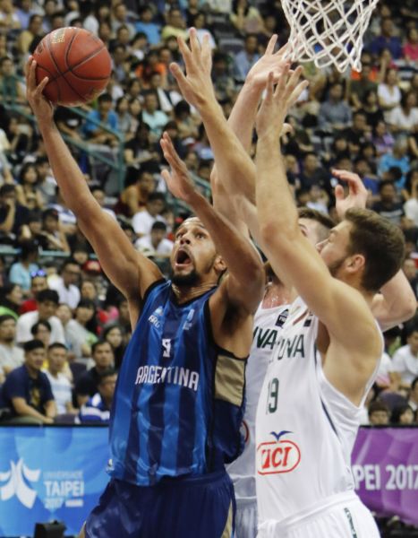阿根廷男籃Erik_Thomas（左）本場搶下7次籃板，他認為輸球主因是讓對手得到太多二次進攻機會。圖/2017世大運組委會提供