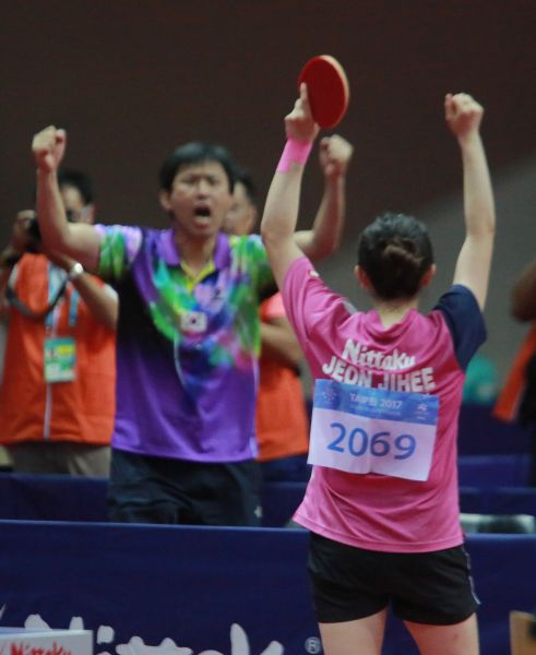 韓國選手田志希（右）贏得臺北世大運桌球女單金牌後相當激動。圖/2017世大運組委會提供