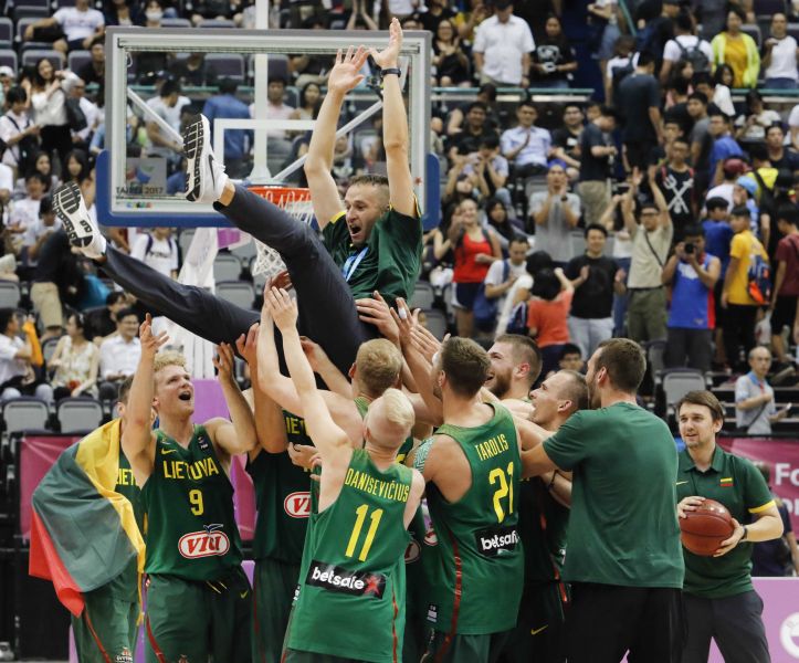 世界傳統強權立陶宛本屆世大運一路走來傷兵不斷，奪冠後拋起一直支持他們的教練慶祝這場勝利。圖/2017世大運組委會提供