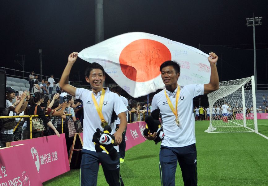 男子足球冠軍賽，日本隊球員奪金後持日本國旗繞場。圖/2017世大運組委會提供