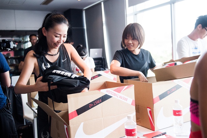 學員檢視專業跑步裝備。Nike提供