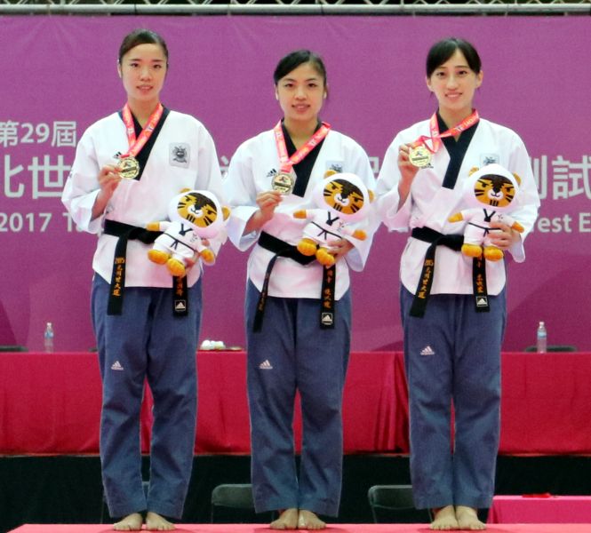 中華隊陳湘婷(左起)、陳以瑄和李映萱奪得女子團體后冠。2017臺北世大運組委會／提供。