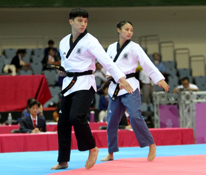李晟綱（左）與廖文暄（右）奪得品勢混雙冠軍。2017臺北世大運組委會／提供。