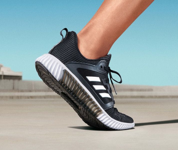 新一代CLIMACOOL跑鞋鞋面採用透氣紗線製成的大網孔工藝式網布，為雙足打造極致散熱的清爽體驗。adidas提供