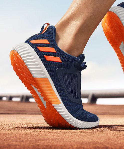 climacool酷涼跑鞋延續過往革命性技術，為跑者打造透氣性絕佳的著用體驗。adidas提供