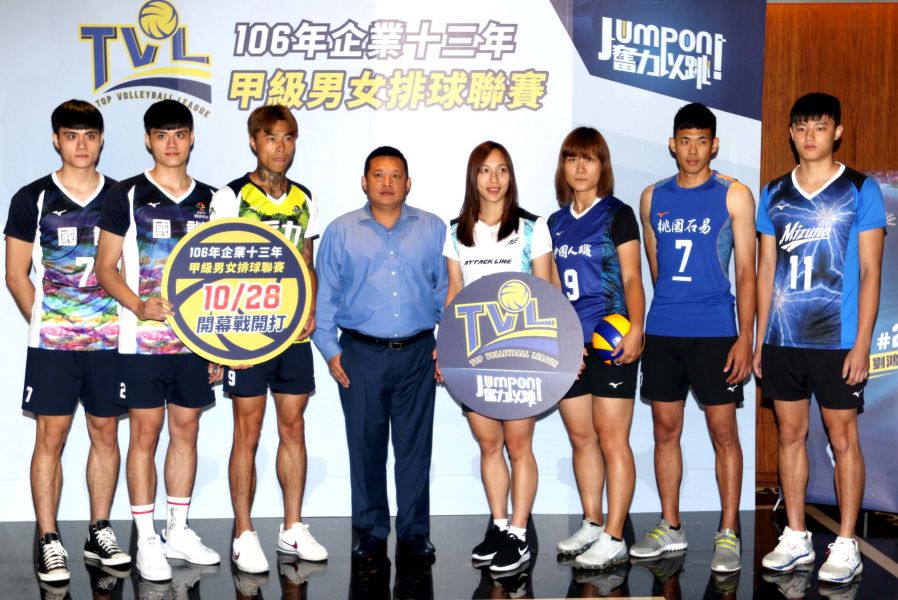 中華民國排球協會理事長王貴賢(左四)率球員著企排13年新球衣亮相。林嘉欣／攝影。
