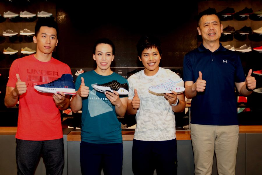 從星裕國際總經理王立人(右)手中接下UA特製奪金戰靴，李智凱(左起)、郭婞淳和洪萬庭超開心。林嘉欣／攝影。