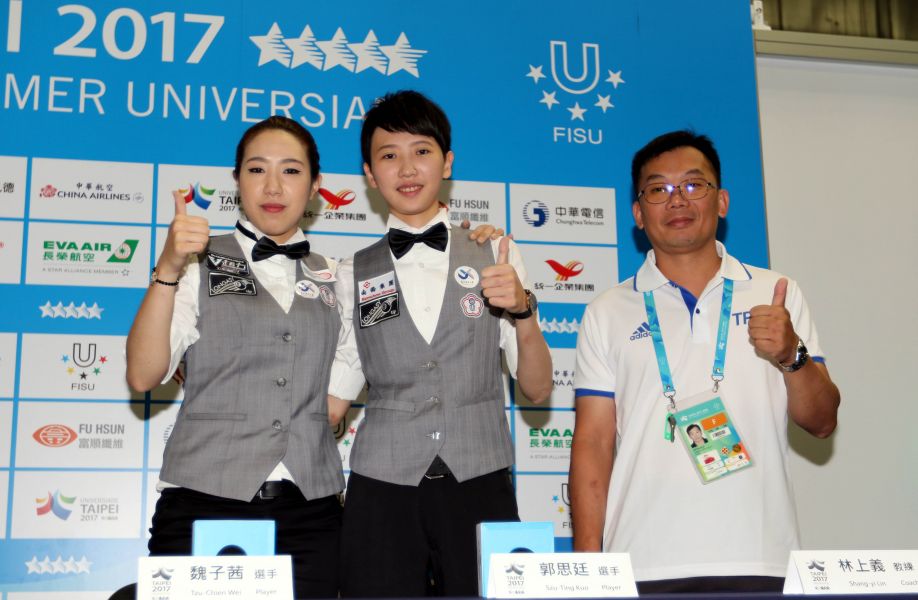奪金的中華隊魏子茜(左起)／郭思廷和教練林上義。世大運組委會／提供。