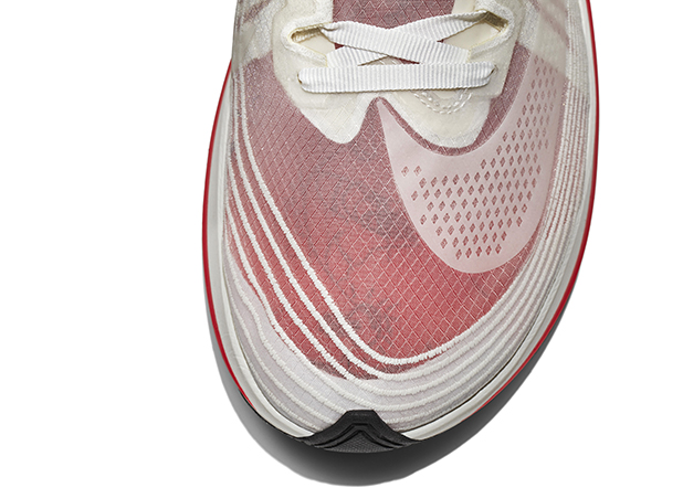 半透明的鞋舌內側印有Swoosh pinwheel，跑道標誌，終點旗幟圖。NIKE提供