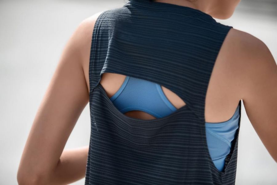 全新CLIMACHILL凍涼機能衣於身體最易流汗、升溫的頸椎背部，配置3D鋁合金凍涼粒子，加速散熱、有效降溫。