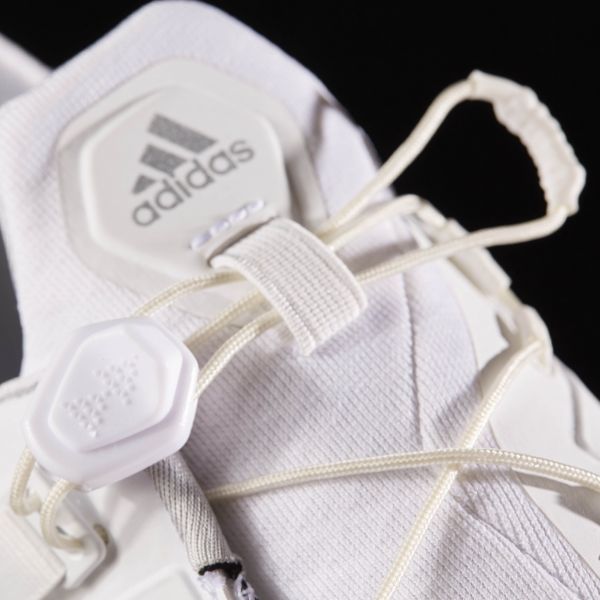 adidas Springblade鞋面採用Air mesh及特殊剪裁的合成材質打造而成。adidas提供
