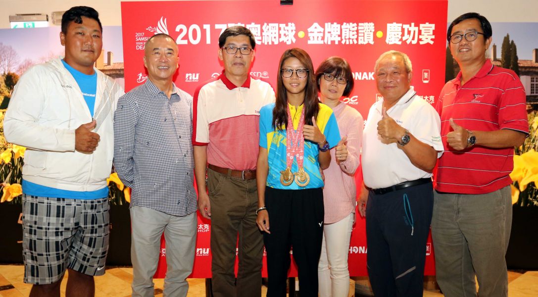 聽奧雙金后林家文(左四)接受網協理事長廖裕輝(左二)、教練及親友祝賀。林嘉欣／攝影。