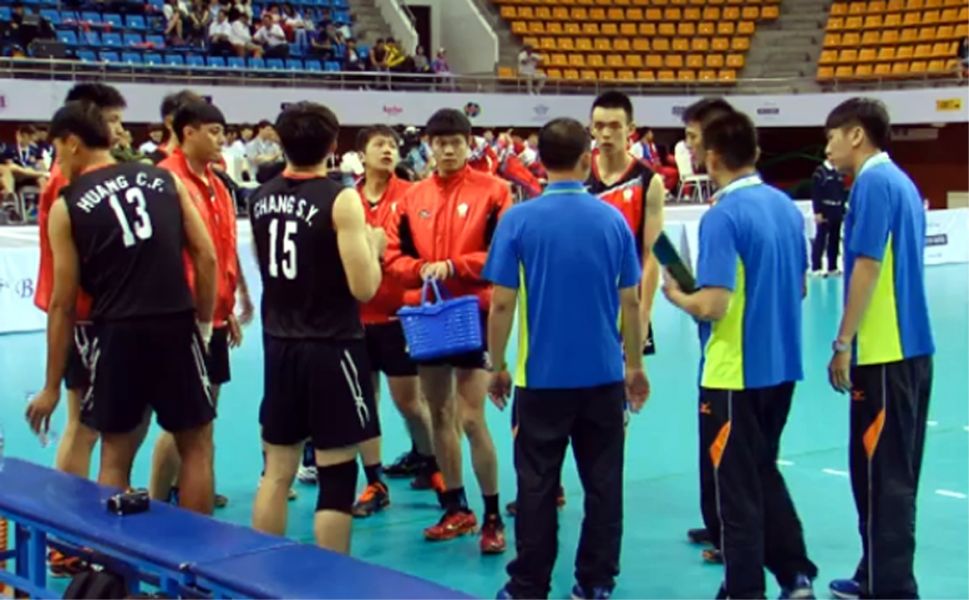 技術暫停時中華隊執行教練李世家對球員面授機宜。截取自轉播畫面。