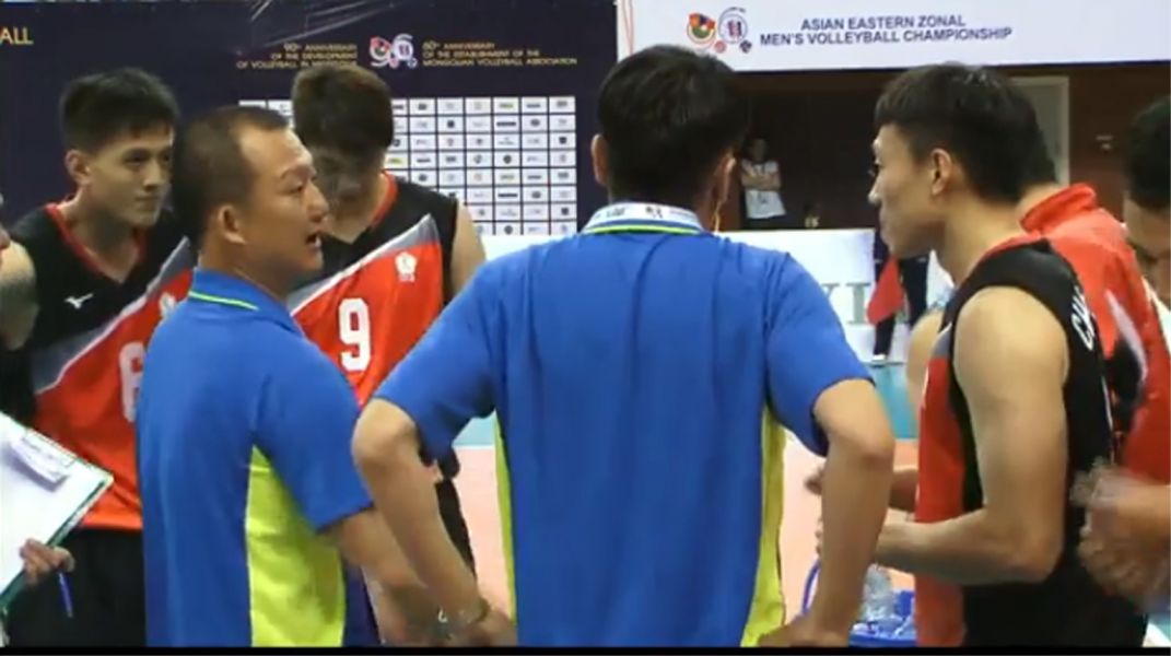 中華男排執行教練李世家(左二)賽前表示，此行目標是打進前三。截取自轉播畫面。