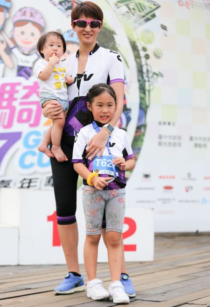 TVBS主播夏嘉璐帶女兒來參賽。捷安特提供