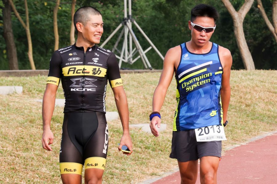 同樣來自台東的吳之皓(左)、林群馨奪下男男接力賽冠軍。捷安特提供