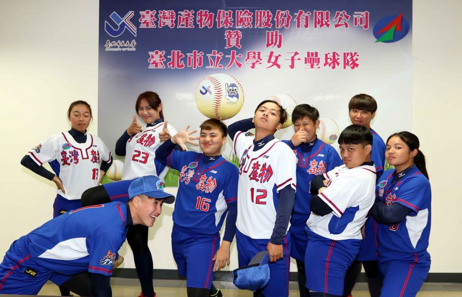 台北市立大學女壘隊陣中的原住民球員是隊中開心果。林嘉欣／攝影。