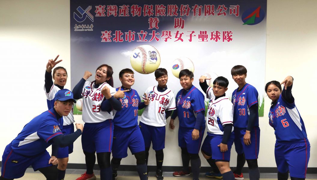 台北市立大學女壘隊陣中部分原住民球員。林嘉欣／攝影。