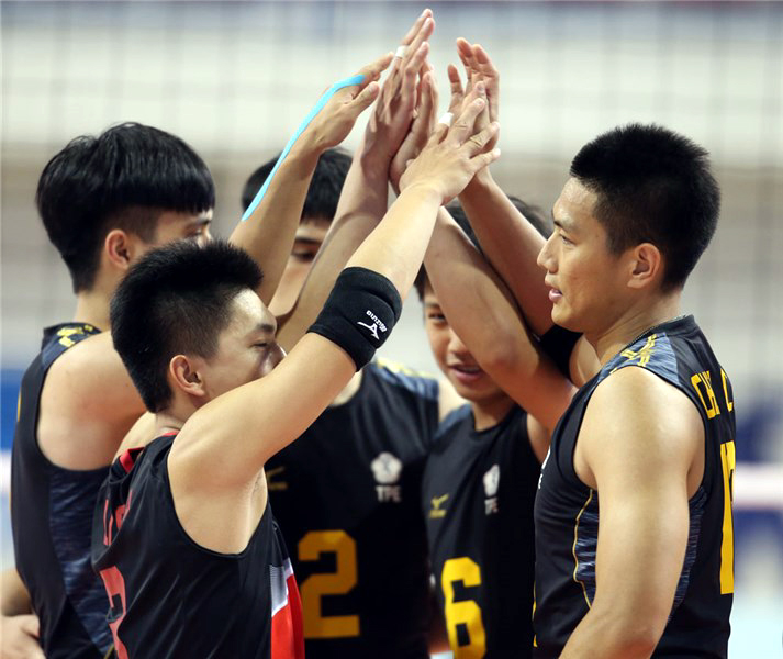 中華男排球員互相擊掌打氣。圖／FIVB。