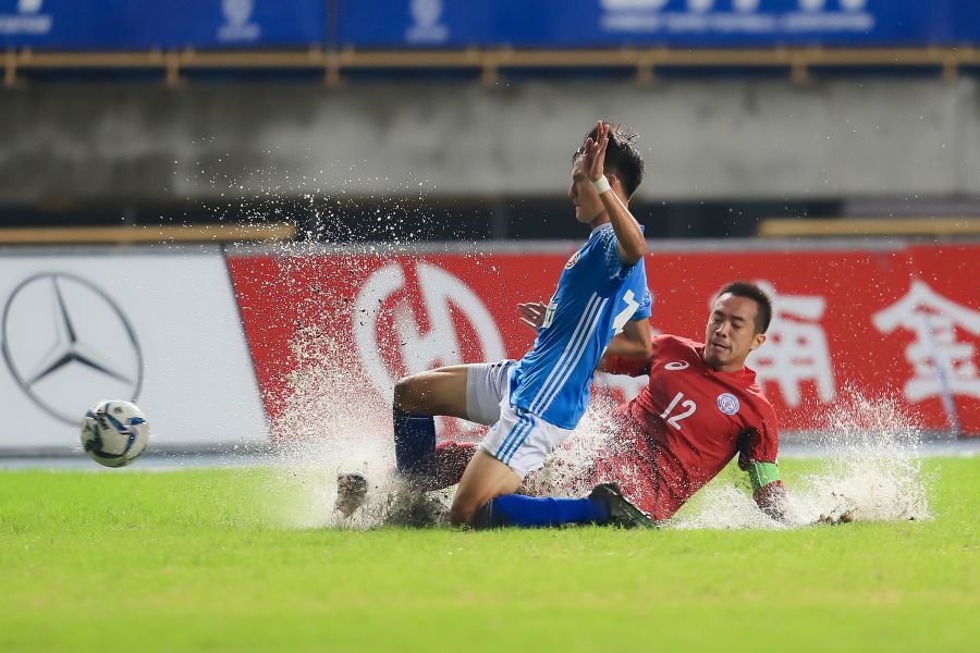 台灣男足雙雄台電、大同在雨中激戰。中華民國足球協會提供