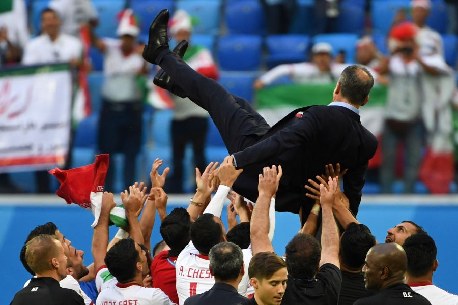 伊朗踢下世界盃史上第二勝，開心抬起教練慶祝。法新社