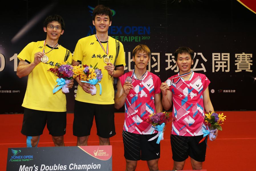 勇奪台灣男雙冠軍的陳宏麟（左1）王齊麟（左2）、亞軍李哲輝（右2）李洋（右1）合影／李天助攝