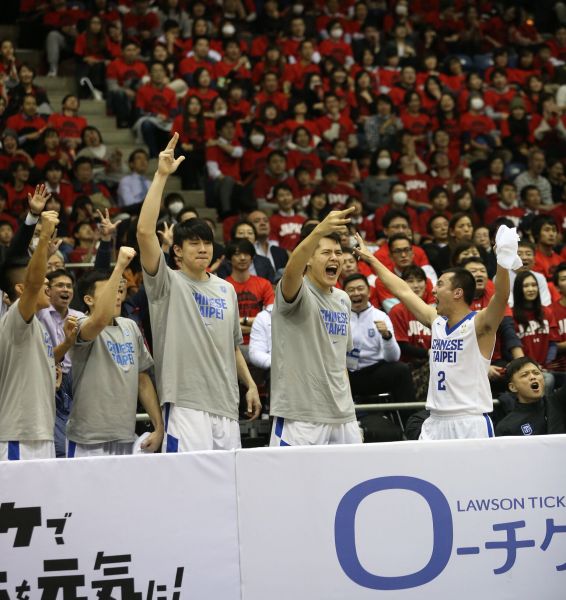 台灣勝日本，板凳席情緒沸騰。 NIKE台灣提供
