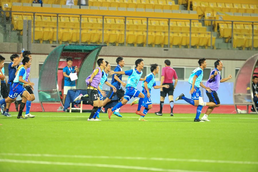 中華U16男足隊獲勝後衝進場內。中華民國足球協會提供
