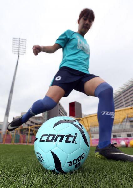 世界盃熱潮將到，Conti的足球3000系列5號螢光球是最佳入門選擇。楊勝凱攝