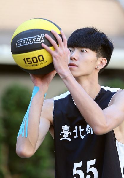 王俊盛非常喜歡Conti籃球1500系列的觸感。楊勝凱攝
