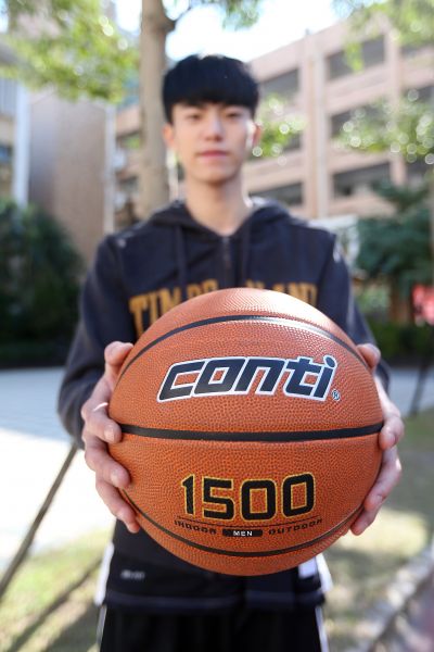 Conti籃球1500系列手感觸覺完全不一樣。楊勝凱攝
