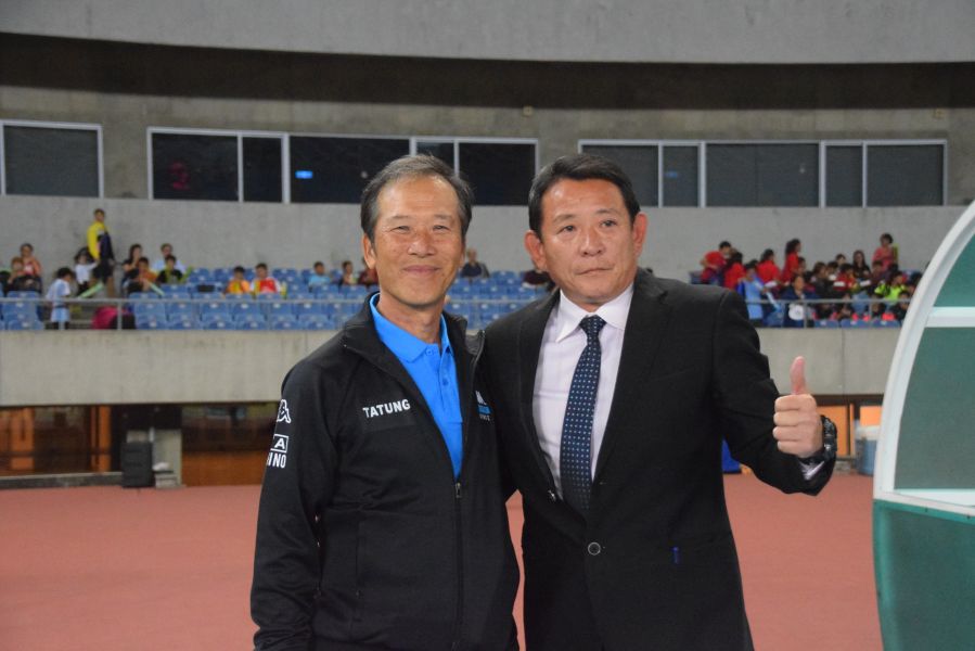 台電、大同總教練陳貴人(左)、強木在。中華民國足球協會提供