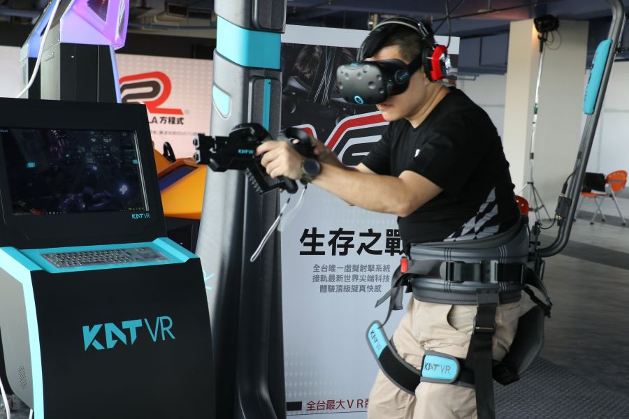 VR射擊體驗「生存之戰」，搭載全台唯一圓盤跑動設計。