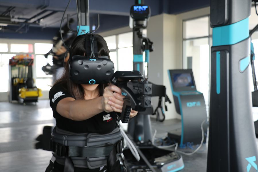 VR射擊體驗「生存之戰」，加上鞋套感應和安全綁帶，就算蹲下也能即時回饋動作反應。