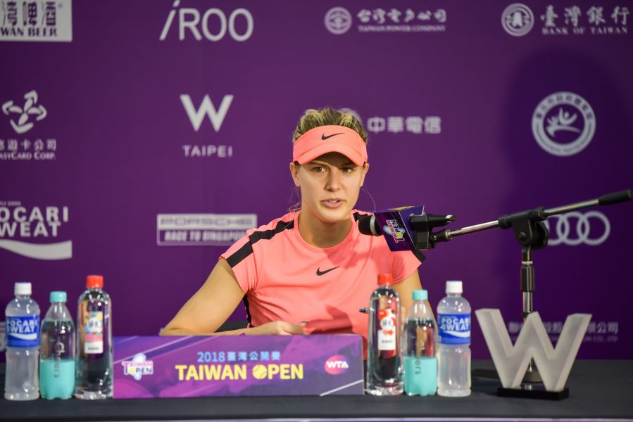 布夏賽後跟台灣媒體互押超級盃得主。WTA臺灣公開賽大會提供