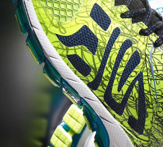 FILA COMPLEXITY 360° ENERGIZED 訓練慢跑鞋以狂放塗鴉風格。