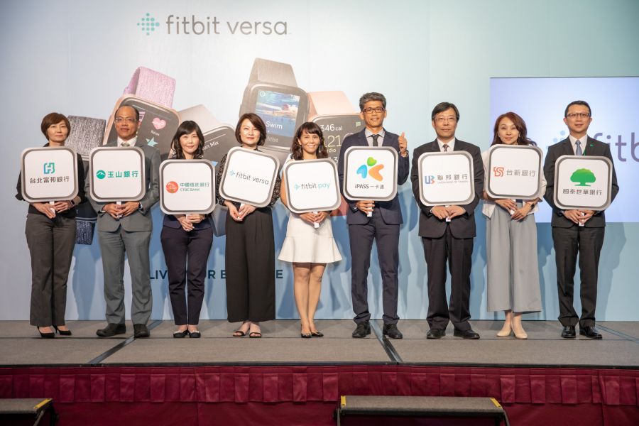 Fitbit與台灣六大銀行攜手推出Fitbit Pay，且與一卡通全球首創在智慧手錶支援下載一卡通聯名卡之支付功能。