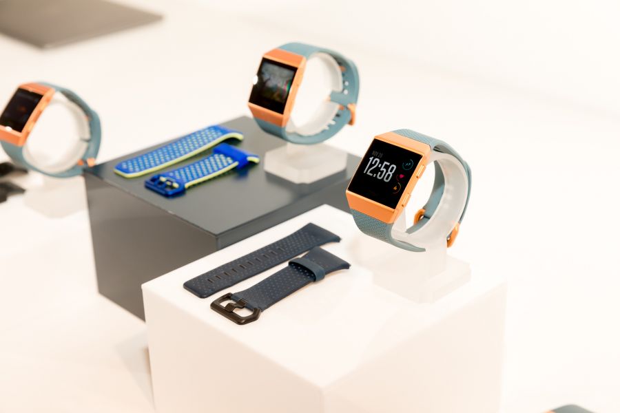 Fitbit Ionic 新品展示。Fitbit提供