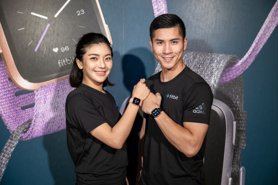 Fitbit Versa是一支使用簡便、功能強大且價格實惠的健康與健身智慧手錶。
