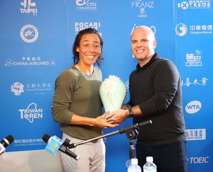 台灣公開賽總監道基特(Stephen Duckitt，右)代表大會送法藍瓷給斯基亞沃內。資料照片