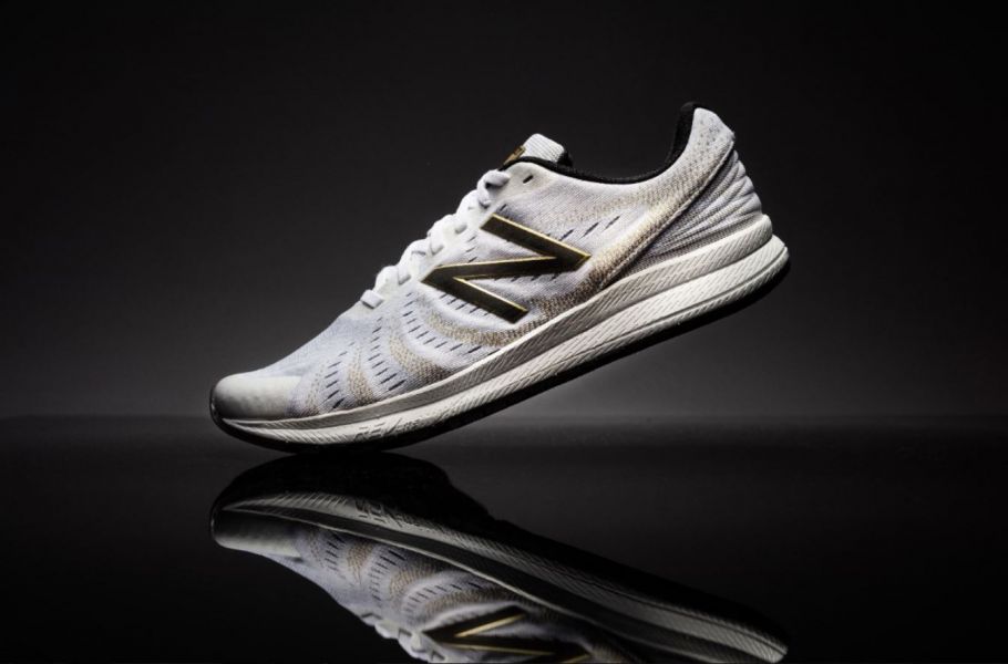 FuelCore Rush鞋身採用複合式無縫面料。