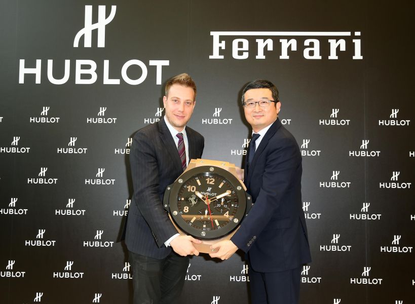 HUBLOT大中華區總經理Loic Biver致贈法拉利品牌總經理Vincent Liu巨型金牌計時器，誌慶法拉利70歲生日。